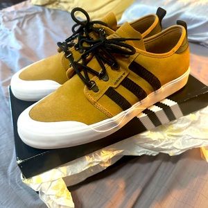 Like very new, Adidas Seeley Outdoor casuals